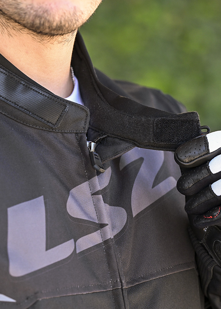 773x1080 APEX detalles 9 Velcro adjustments and a side hook to keep the collar open